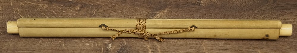 Zusammengerolltes Rollbild mit Kordel gebunden Kakemono zusammengerollt