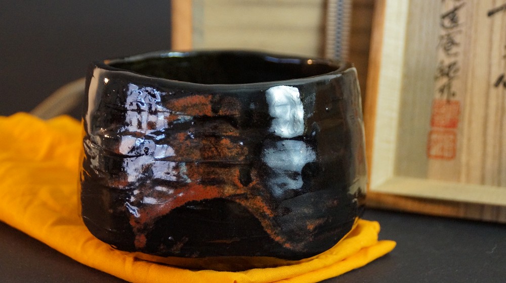 Chawan Made of Kyoto Ware Nyoi by Kaneko Sadahiro Front View with Storage Box