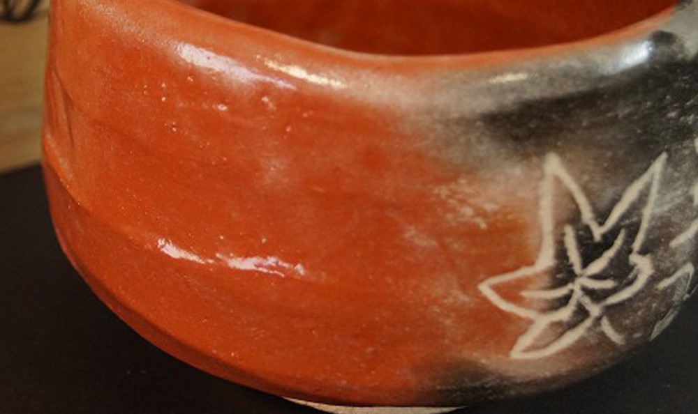 Chawan aus Raku-Keramik von Sasaki Shōraku: handgeformte Teeschale mit dunkler Glasur.