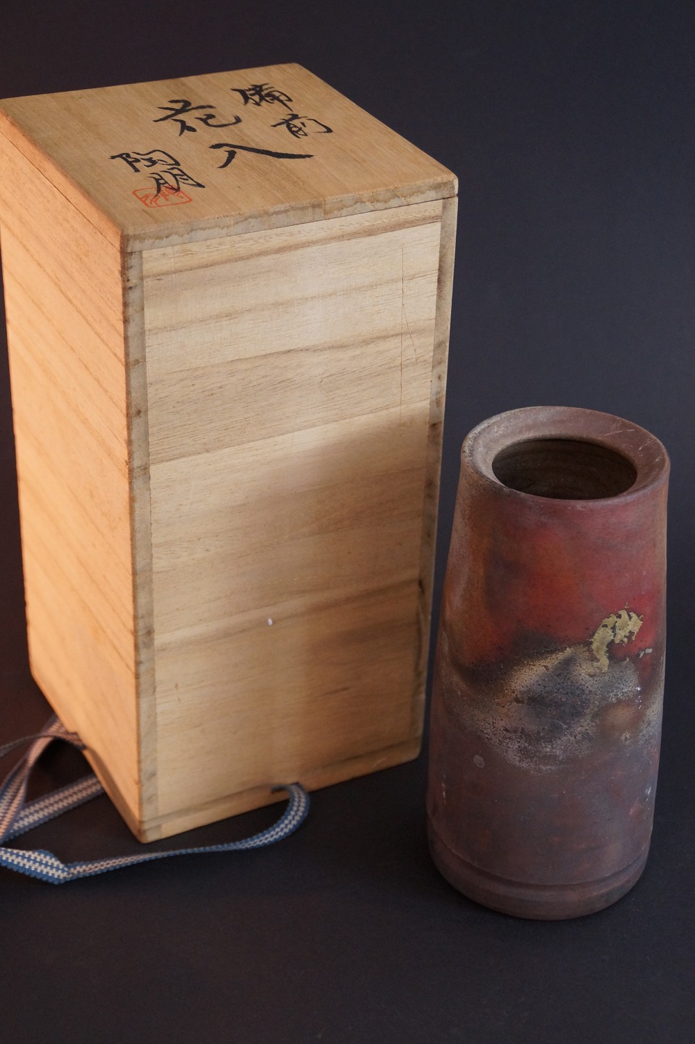 Bizen vase by Toho front view with storage box