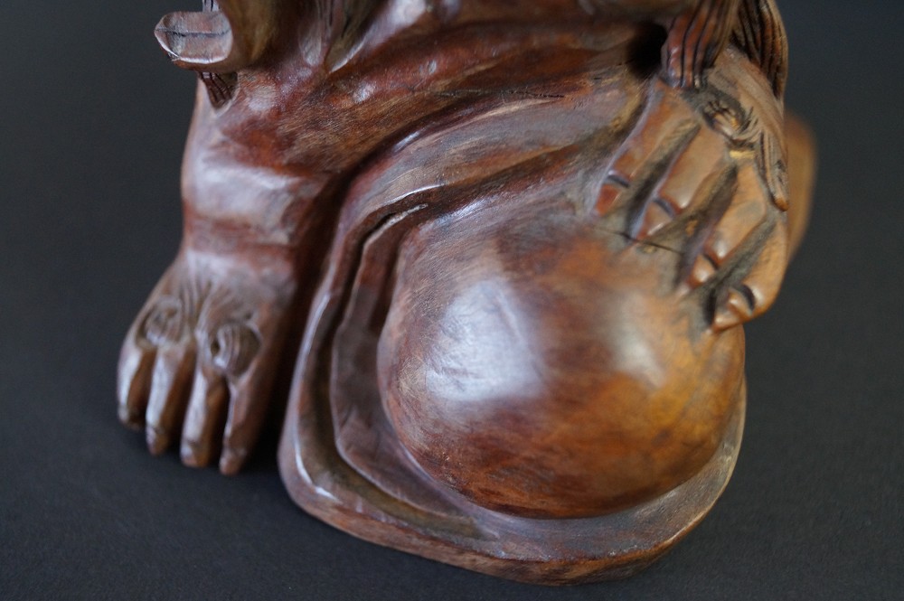 Waechterloewe Figur aus altem Hartholz Pranke mit Ball Nahaufnahme