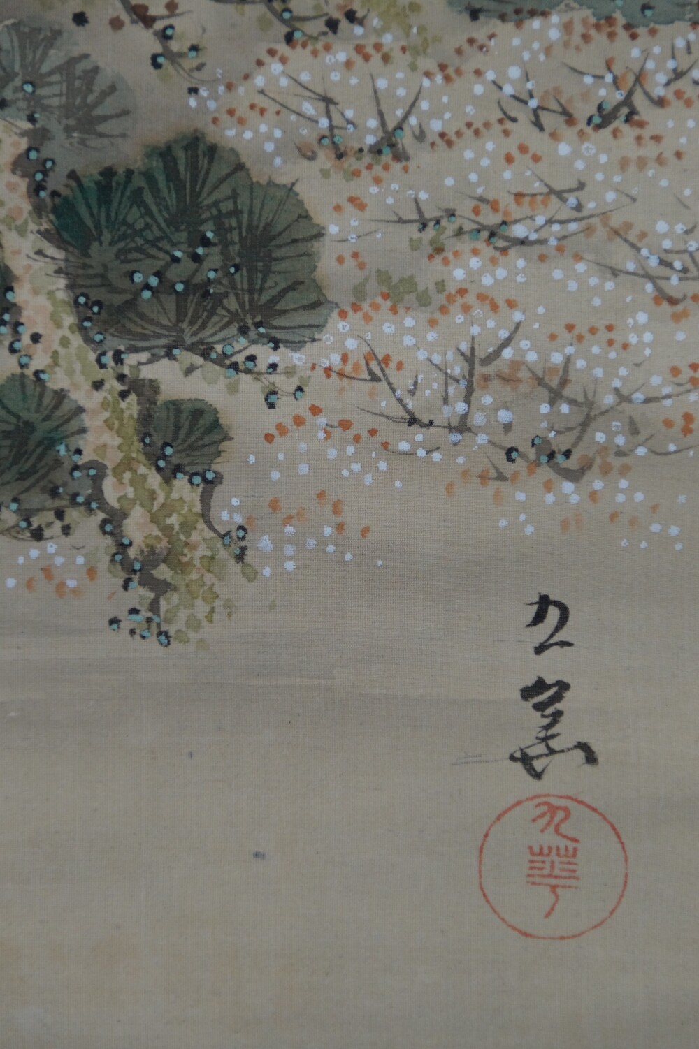 Weitere Nahaufnahme des Kiefernastes mit Kirschblueten und Kuenstlersignatur in der Fruehling-Rolle des 2er Sets Kakemono Ikeda Kyuka