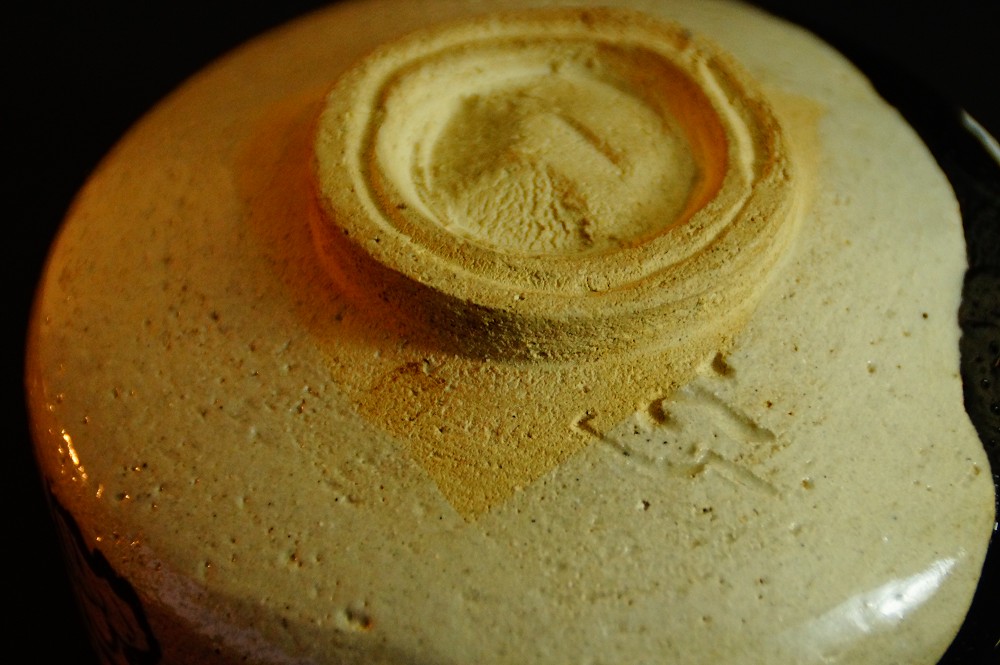 Chawan tea bowl with floral motif made of Oribe ware bottom close-up