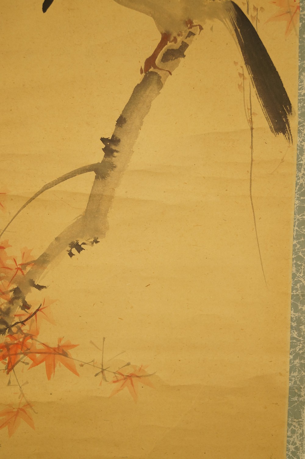 Krähe auf einem Ahornzweig - japanisches Rollgemälde (Kakejiku, Kakemono)