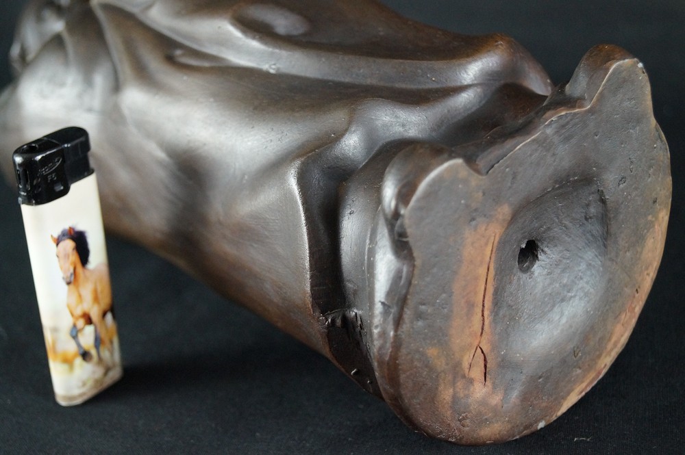 Bodhidharma Daruma pensive gaze Bizen ware base close-up