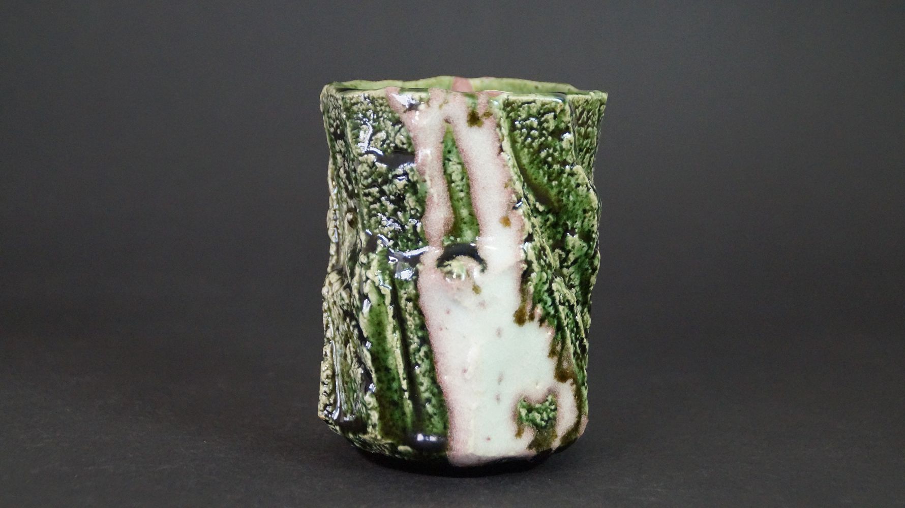 Additional view of the Yunomi tea bowl made of Oribe ware with flowing pink-colored glaze stripe