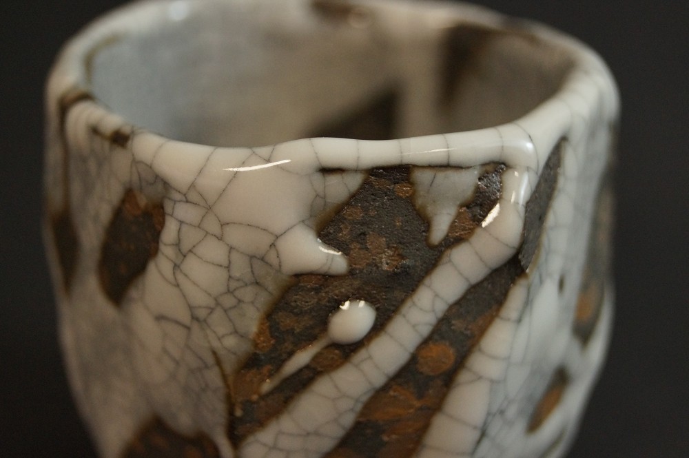 Handgetöpferte japanische Sakeschale (Guinomi) Shino Keramik von Bunga Yamamoto