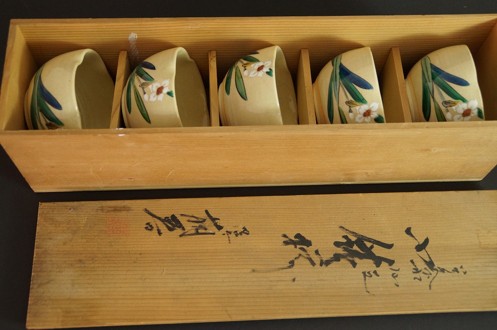 Set of five tea bowls made of Kutani porcelain bowls in storage box