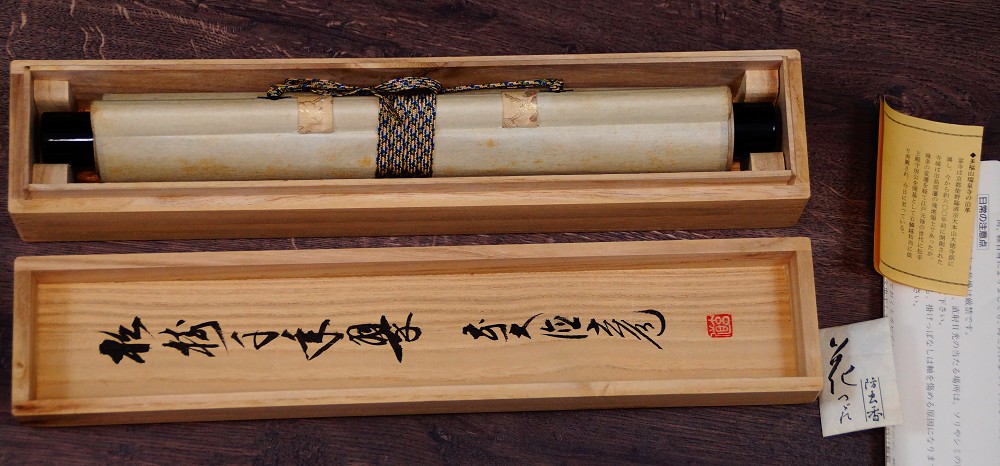 Die Kiefer bleibt tausend Jahre gruen Zen-Kalligrafie von Suga Gendo in Aufbewahrungsbox