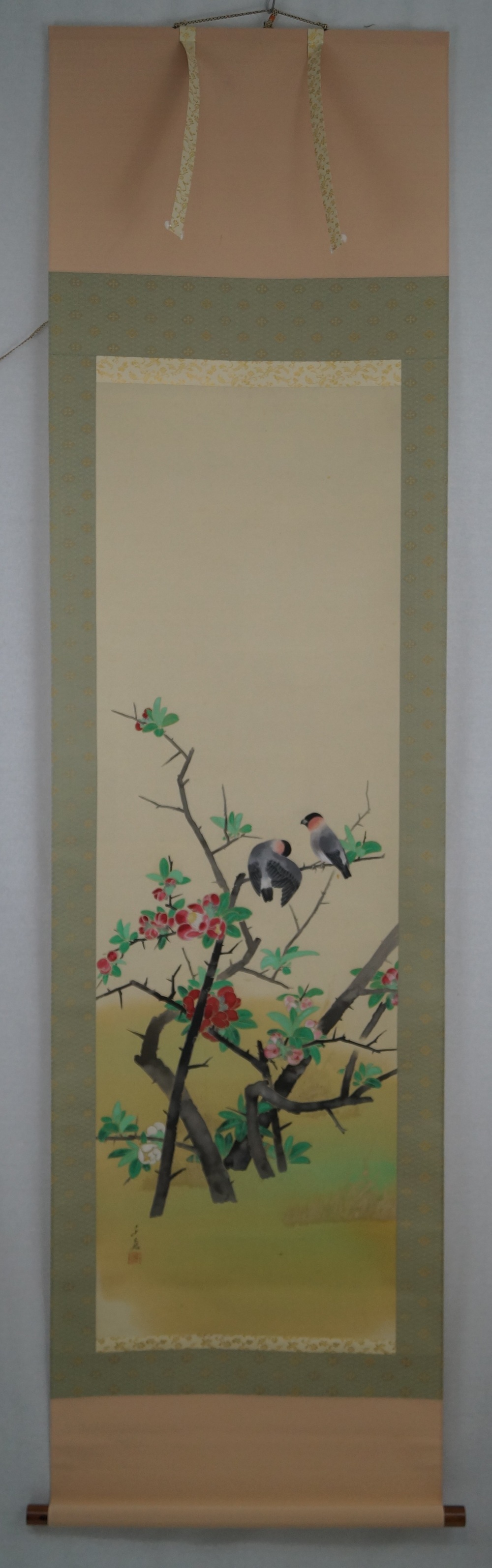 Zwei vögel am Rosenstrauch - Japanisches Rollgemälde (Kakejiku)