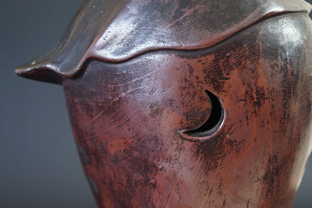 Bodhidharma Daruma figure made of Bizen ware air vent close-up