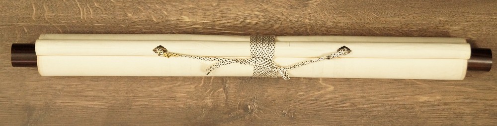 Zusammengerolltes Rollbild mit Kordel gebunden Kakemono zusammengerollt