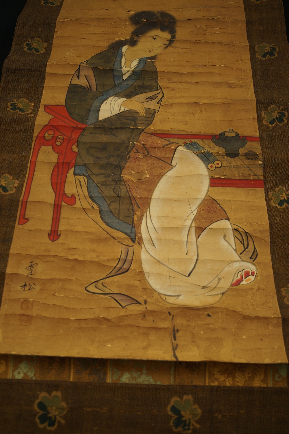 Kakemono Chinesische Schoenheit an rotem Tisch Gesamtmotiv Detailansicht