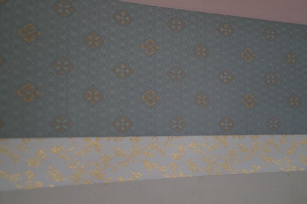 Zwei Voegel am Rosenstrauch Rollbild Montierungsdetail