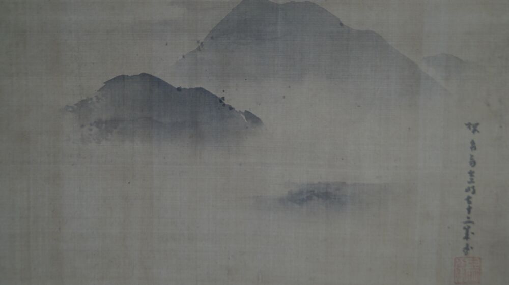 Full motif of the Kakemono Fuji in Cloud-Wrapped Heights with Mount Fuji and mountain ranges in the foreground, without mounting