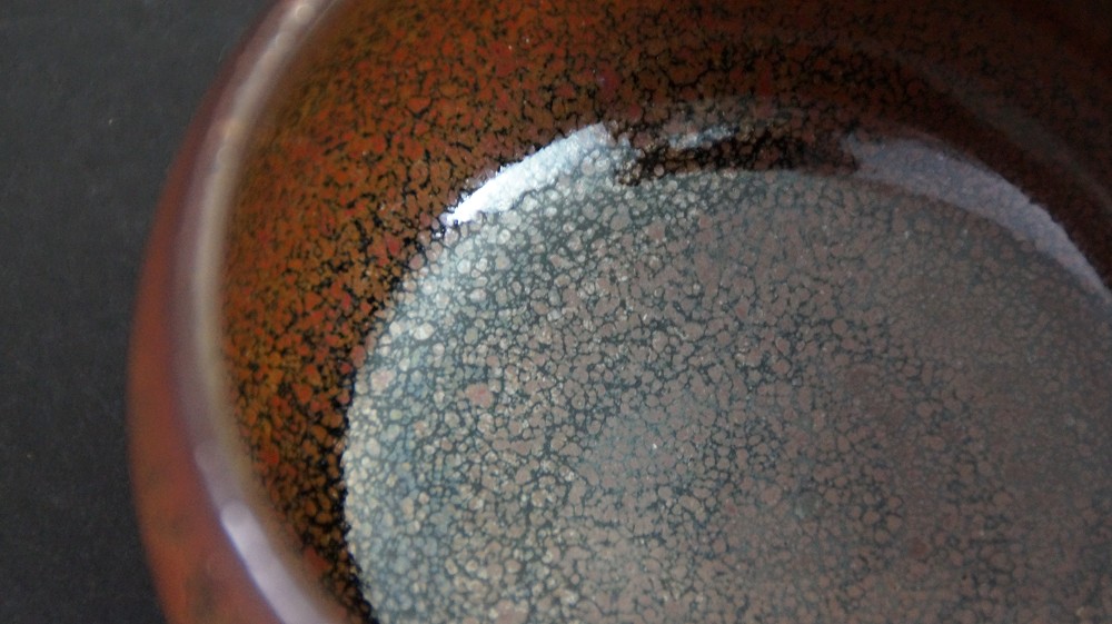 Chawan with tenmoku glaze in the opened storage box with inscribed lid