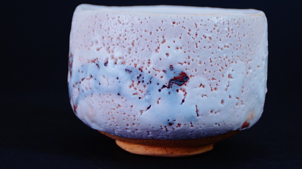 Side View of the Chawan Made of Shino Ware by Jyuzo Sato Next to the Labeled Storage Box