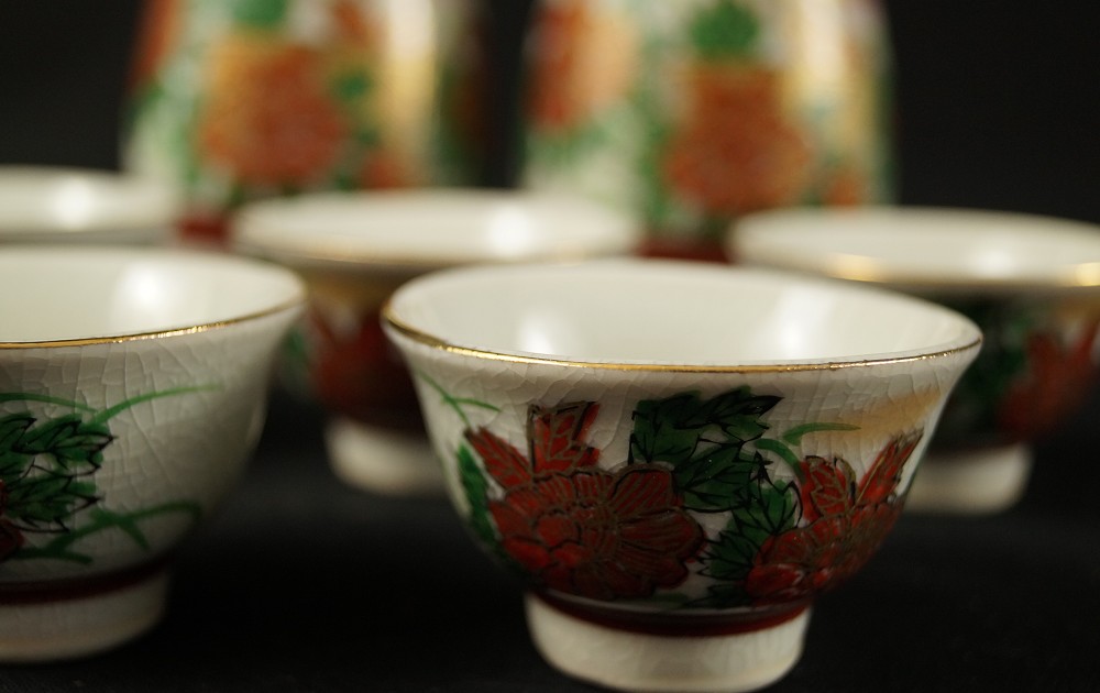 Sake Set mit Blumenmotiv - japanische Handarbeit aus Kutani Porzellan