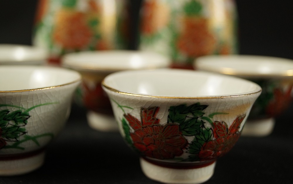 Sake Set Peony Motif Kutani Porcelain Motif Close-Up 1