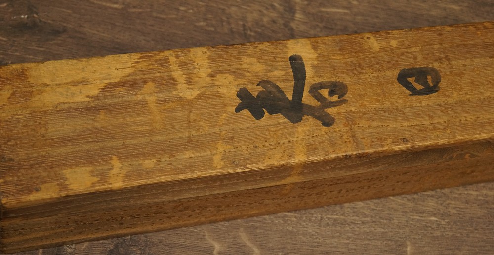 Holzbox mit Tuschebeschriftung Aufbewahrungsbox Nahaufnahme