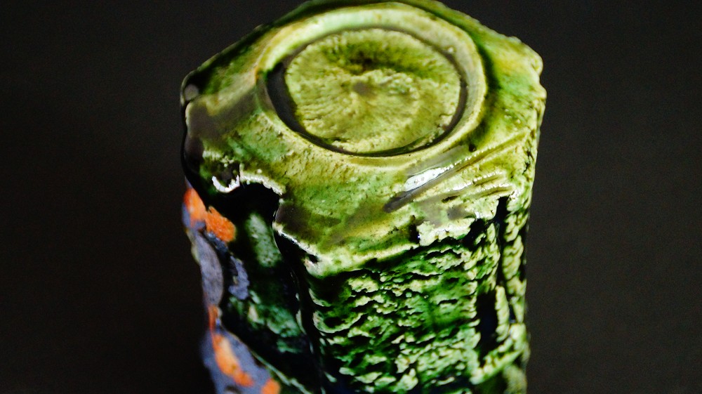 Yunomi tea bowl made of Oribe ware by Kawachi Hidetoshi base close-up