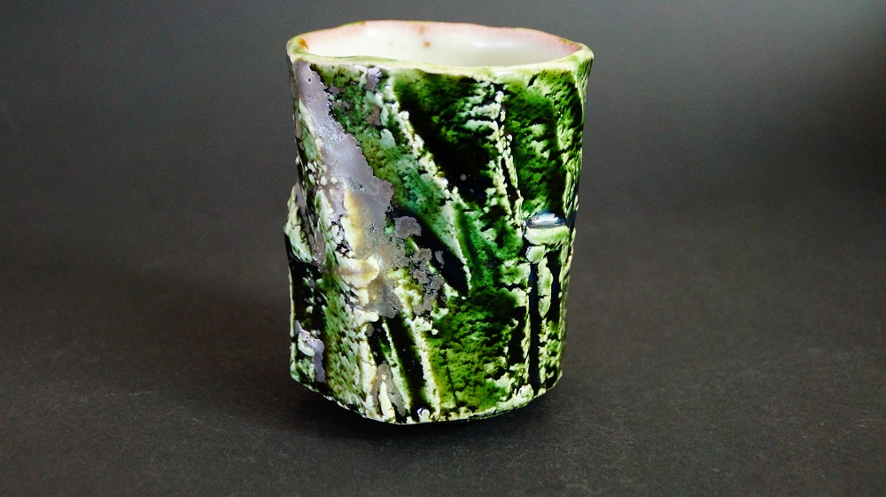 Yunomi tea bowl made of Oribe ware by Kawachi Hidetoshi side view 2