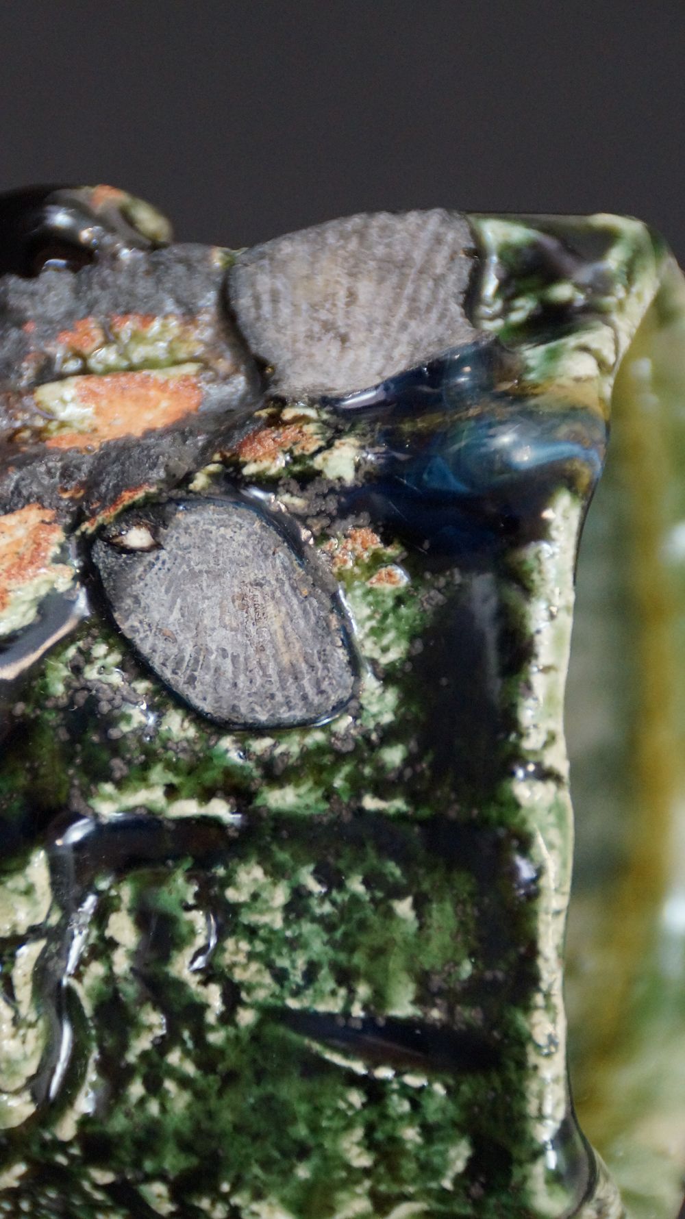 Close-up of the rim with shell-like stone inclusions of the Yunomi tea bowl made of Oribe ware