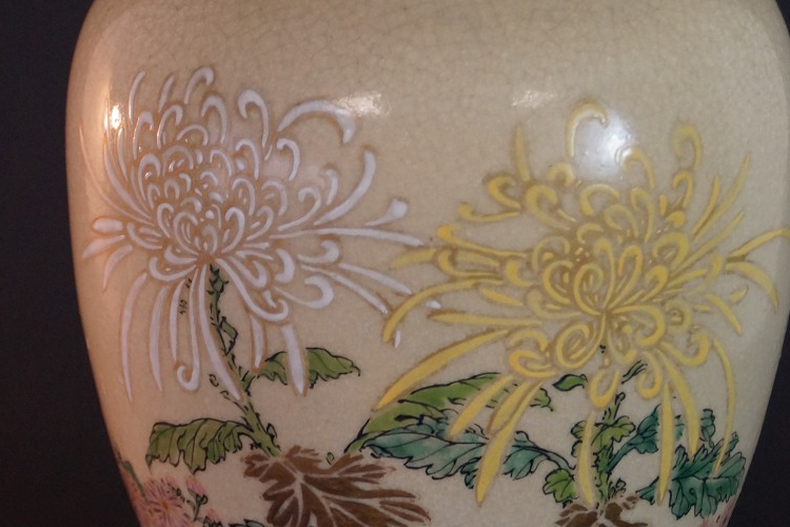 Elfenbeinfarbene japanische Satsuma-Vase mit weiß und gelb gemalten Chrysanthemen auf fein craqueliertem Scherben