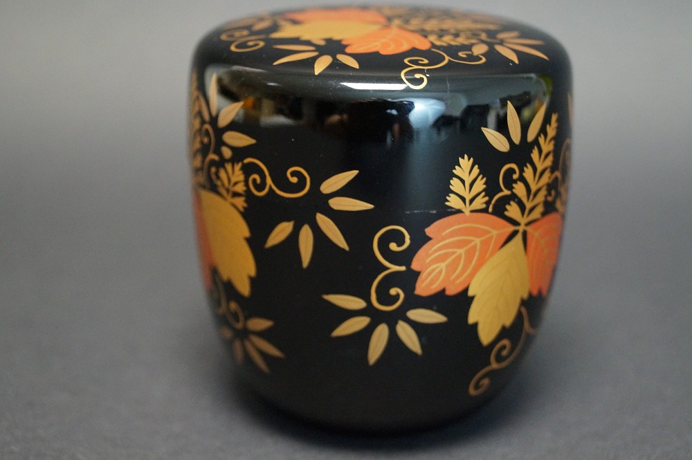 Makie Chu Natsume mit Herbstlaub-Motiv von Heian Koshun Seitenansicht 3