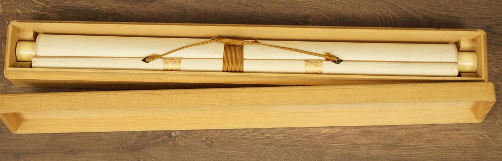 Zusammengerolltes Rollbild mit goldener Kordel in Holzbox Kakemono zusammengerollt