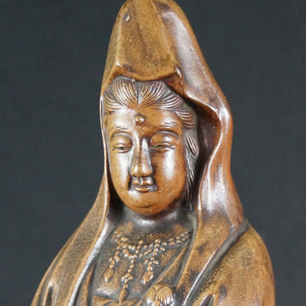 Japanische Kannon Figur aus Bizen-Keramik