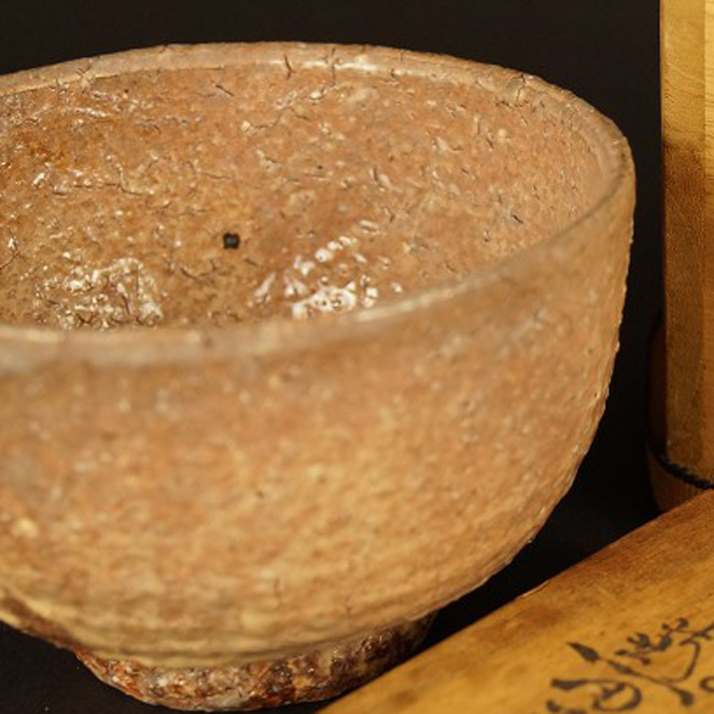 Hagi Tea Bowl by Eimon Kaneda with Storage Box Motif Close-Up Preview