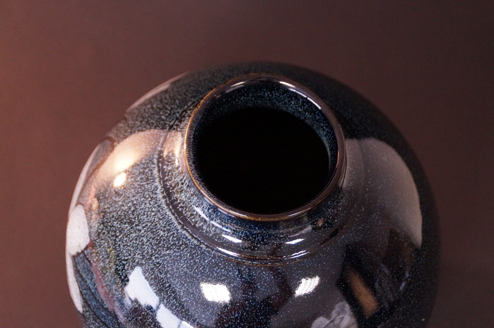 Shigaraki Vase by Kaoru Ohara Interior View Close-Up