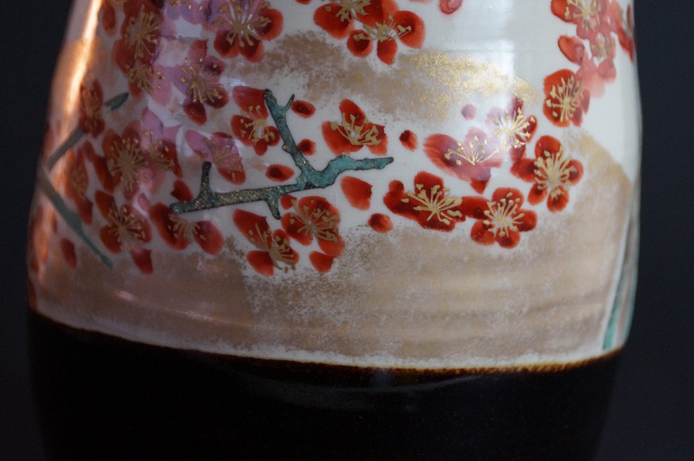 Kutani Vase von Akimori Nakata Pflaumenblutenmotiv Nahaufnahme 3