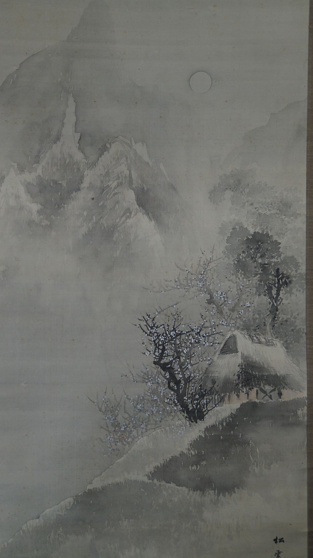 Weitere Nahaufnahme der Berglandschaft mit Mond und Reetdachhaus im Kakemono Pflaumenblueten im Mondnebel
