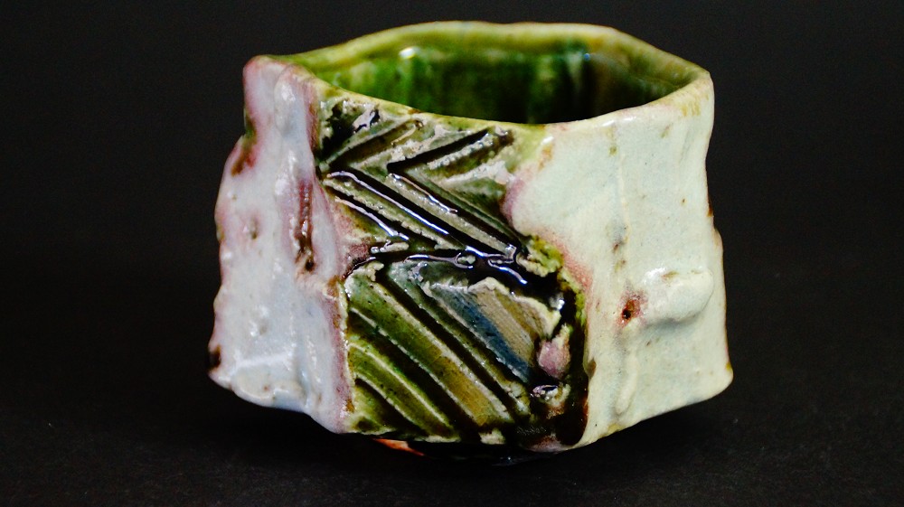 Additional side view of the guinomi with incised feather pattern in green Oribe glaze