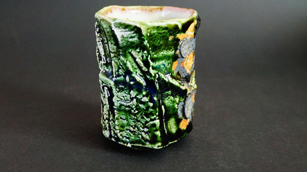 Yunomi tea bowl made of Oribe ware by Kawachi Hidetoshi side view 3