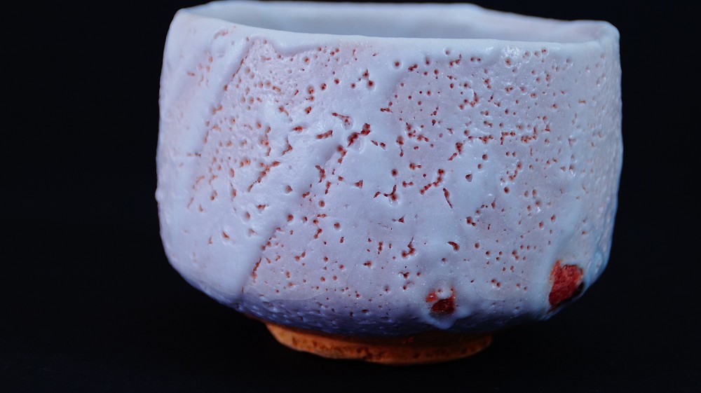 Additional Side View of the Chawan Made of Shino Ware by Jyuzo Sato with Crackled Glaze and Red Fire Marks