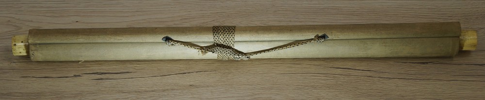 Der Trinker Kakemono zusammengerollt mit Kordel