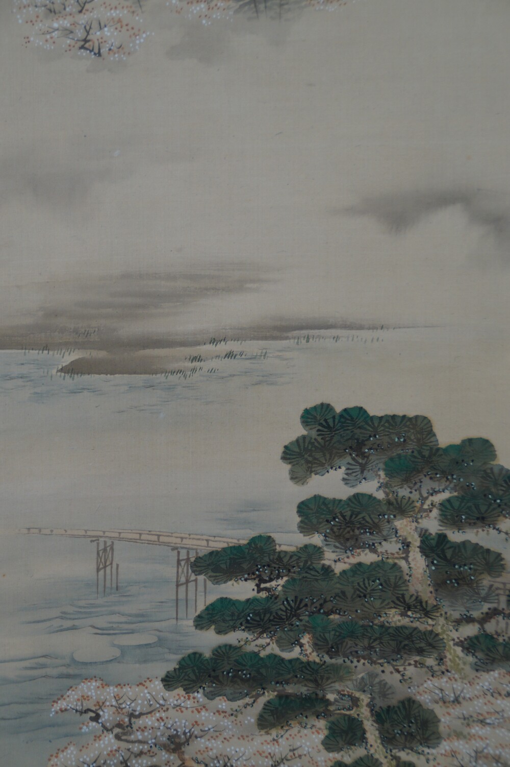 Nahaufnahme des Sees mit Bruecke und knorriger Kiefer im unteren Bildteil der Fruehling-Rolle des 2er Sets Kakemono Ikeda Kyuka