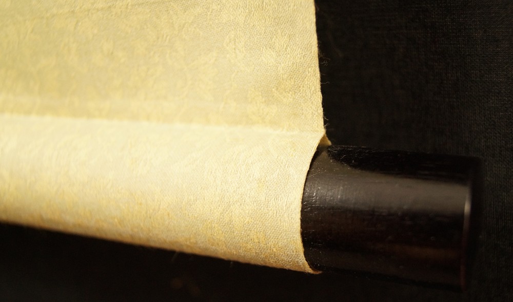 Flowers scroll detail