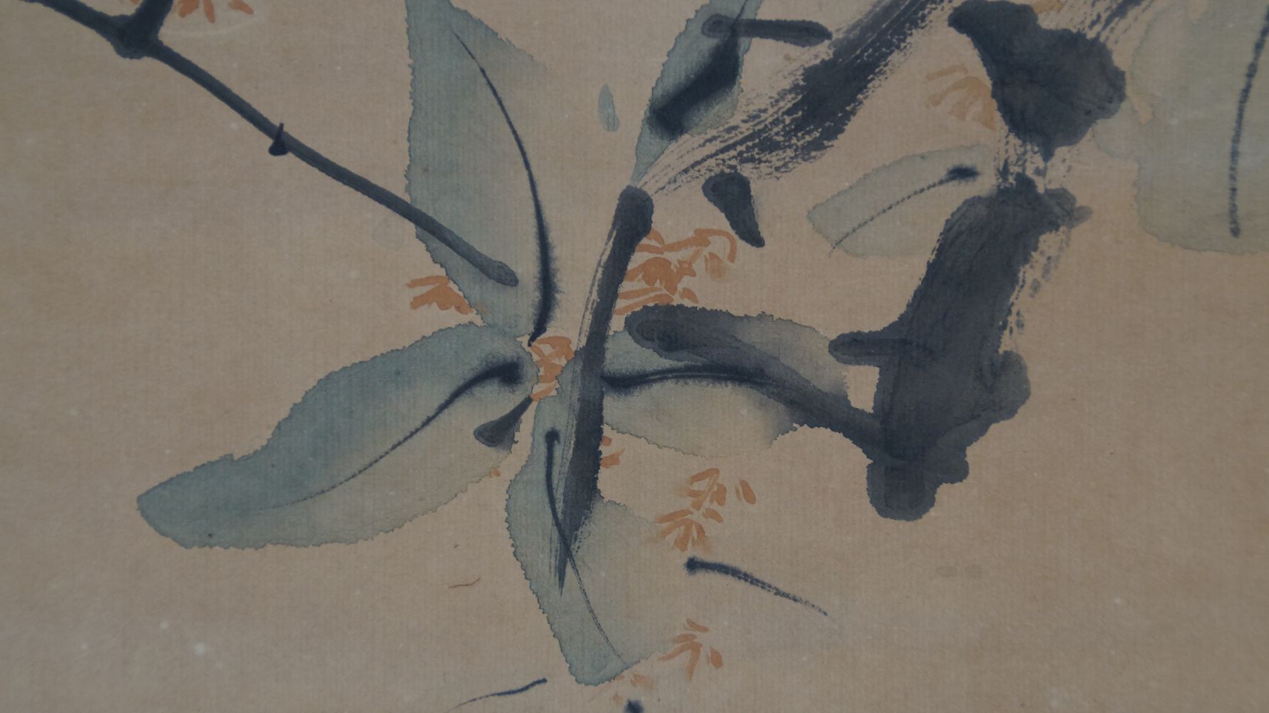 Nahaufnahme der Blueten und Blaetter am bluehenden Zweig im Kakemono Zwei Voegel auf einem Baum