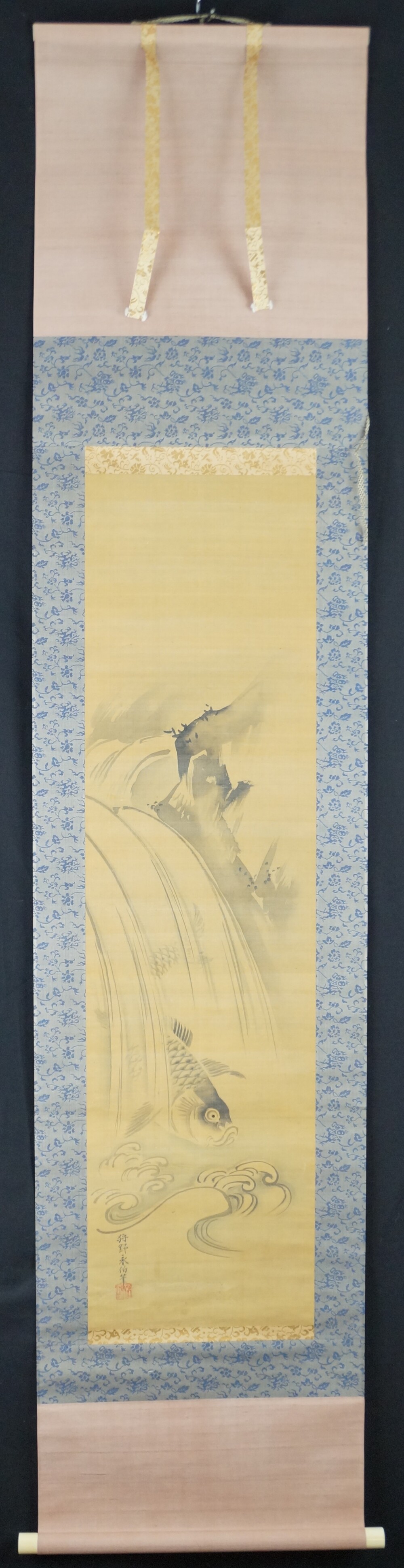 Wasser-Rolle des 3er Sets Kakemono Kano Eihaku in der Gesamtansicht mit springendem Karpfen am Wasserfall und blau gebluemter Montierung