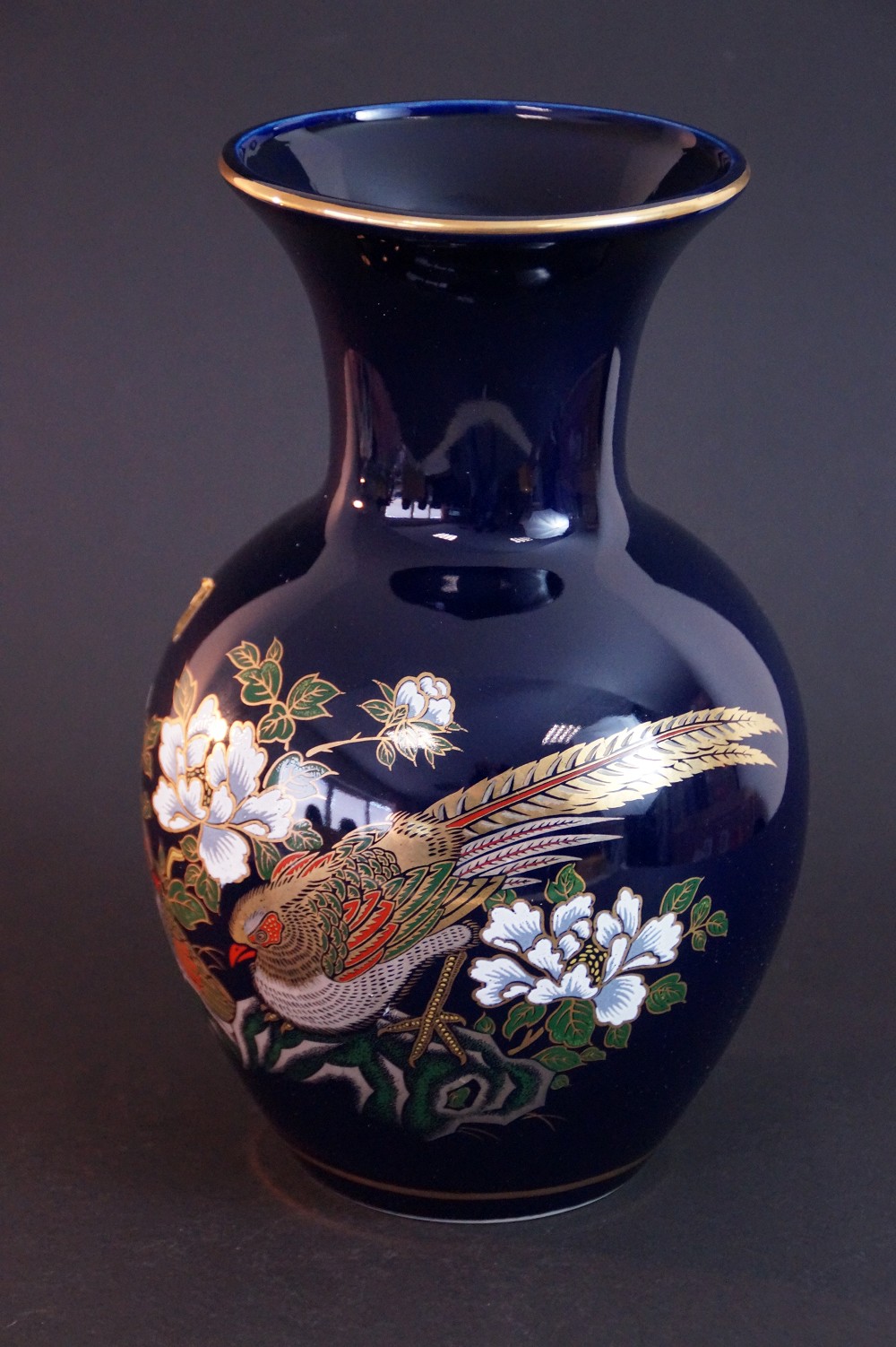 Kutani vase by Seiho front view