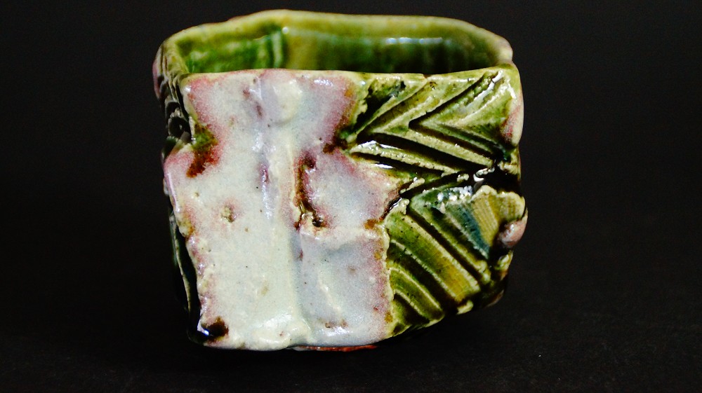 Side view of the guinomi with contrasting white and green glaze by Kawachi Hidetoshi