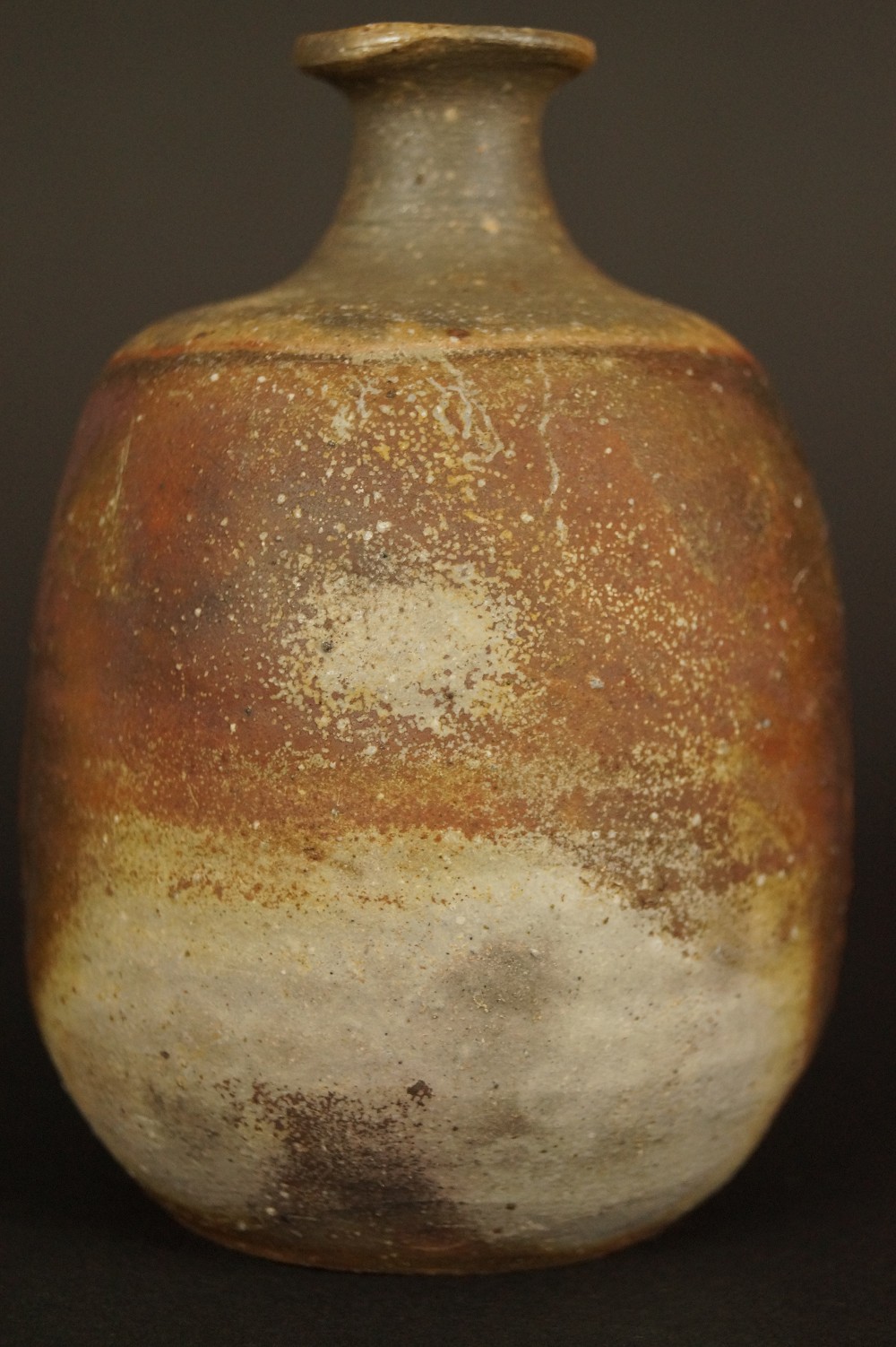 Handgetöpferte japanische Sake Flasche (Tokkuri) aus Bizen Keramik von Shuzo Ogawa