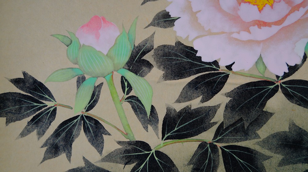 Close-up of the closed peony bud next to the open blossom by Satomi Shokin