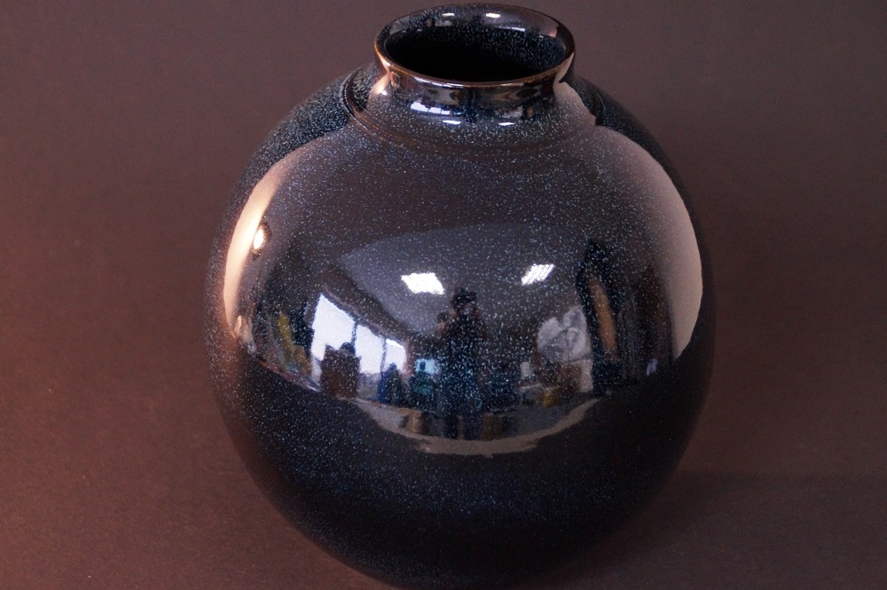 Shigaraki vase by Kaoru Ohara back view