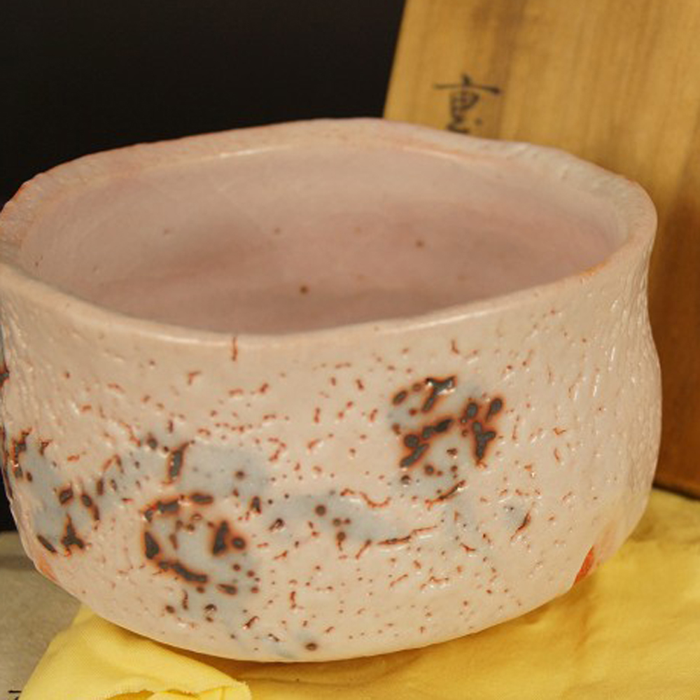 Handgetöpferte japanische Teeschale (Chawan) Shino Glasur von Jyuzo Sato