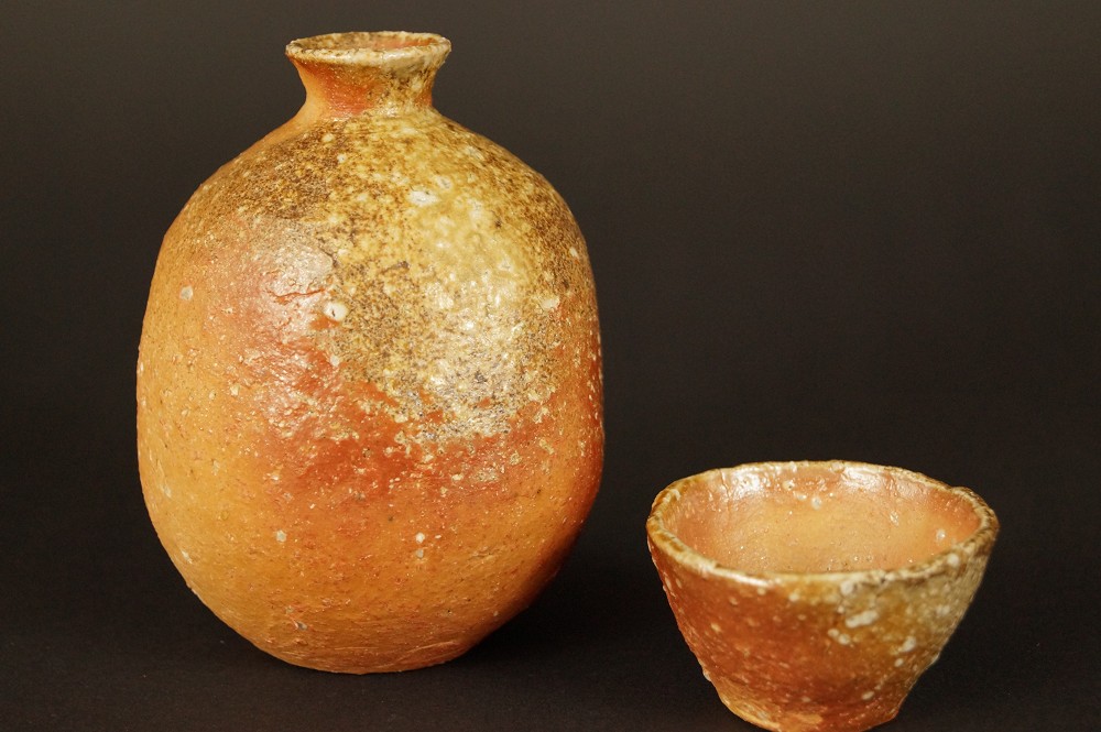 Shigaraki sake flask and cup set front view